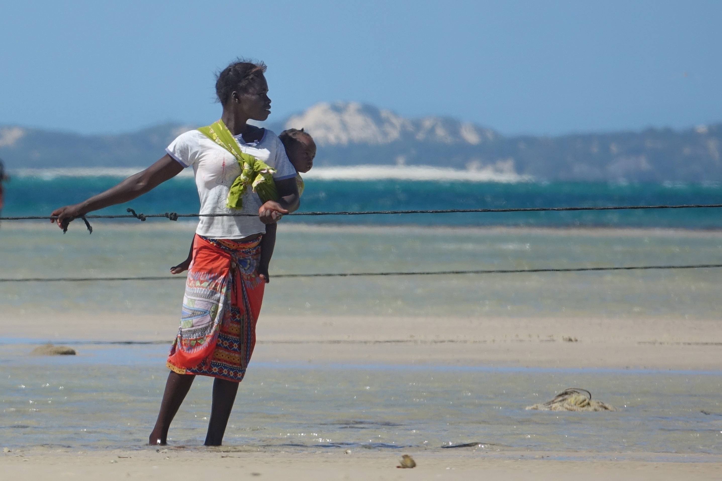Femme et enfant sur la plage